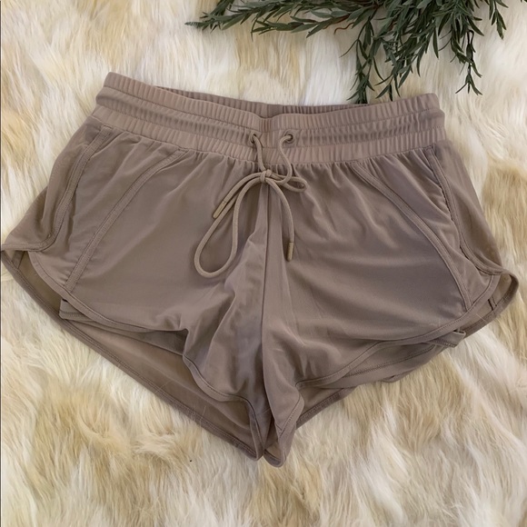 alo yoga ambience short